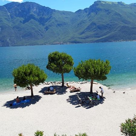 Appartamento Casa Vacanze Spiaggia D'Oro Десенцано дел Гарда Екстериор снимка