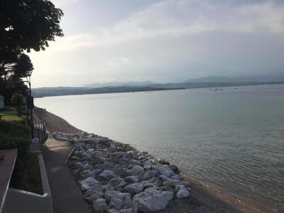Appartamento Casa Vacanze Spiaggia D'Oro Десенцано дел Гарда Екстериор снимка