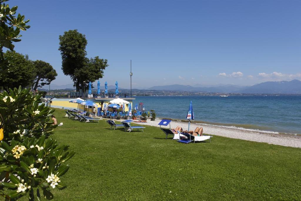Appartamento Casa Vacanze Spiaggia D'Oro Десенцано дел Гарда Екстериор снимка