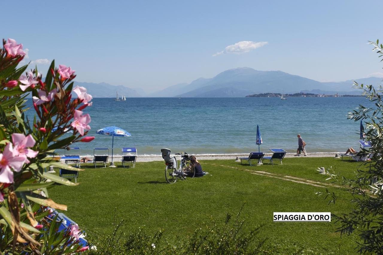 Appartamento Casa Vacanze Spiaggia D'Oro Десенцано дел Гарда Екстериор снимка