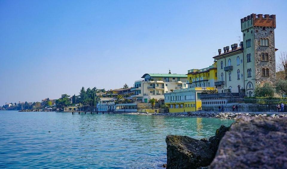 Appartamento Casa Vacanze Spiaggia D'Oro Десенцано дел Гарда Екстериор снимка